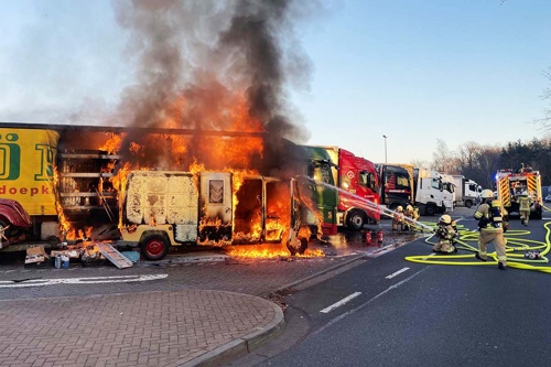 Požar s kombija uništio i kamion