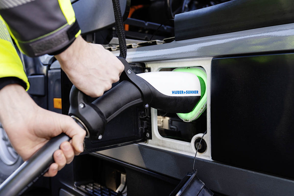 mercedesmcscharging03