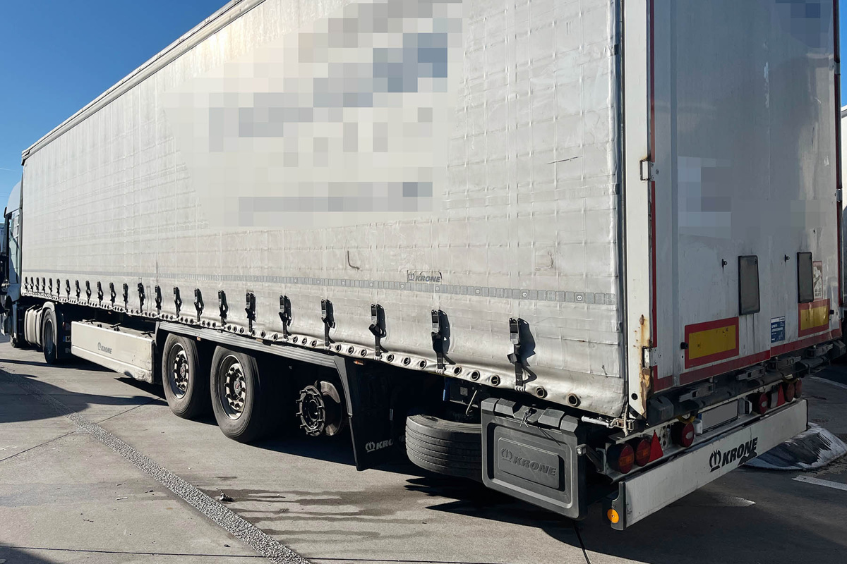 Kompozicija s 14 tona tereta i bez jednog kotača