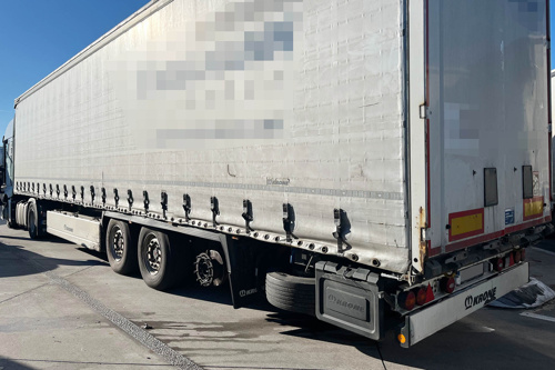 Kompozicija s 14 tona tereta i bez jednog kotača