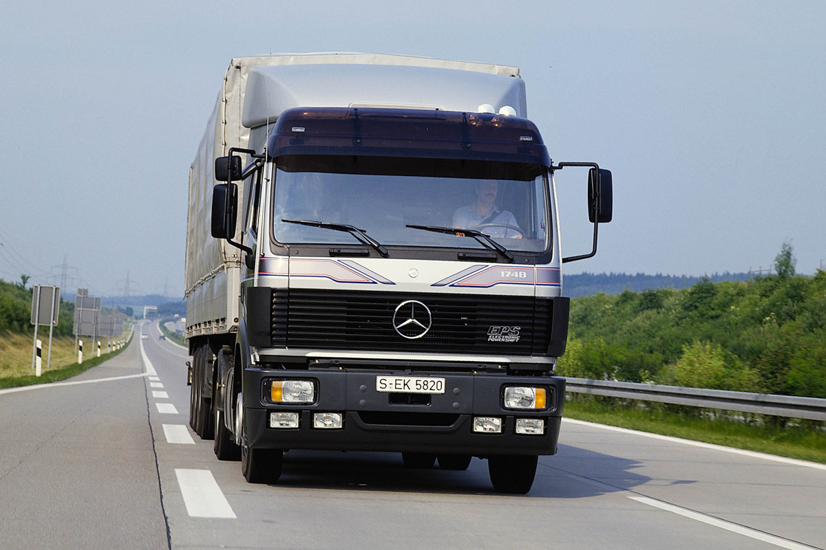 Mercedes-Benz_Schwere_klasse_02