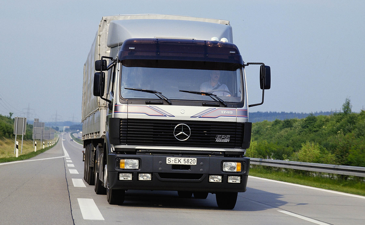 Mercedes-Benz_Schwere_klasse_02